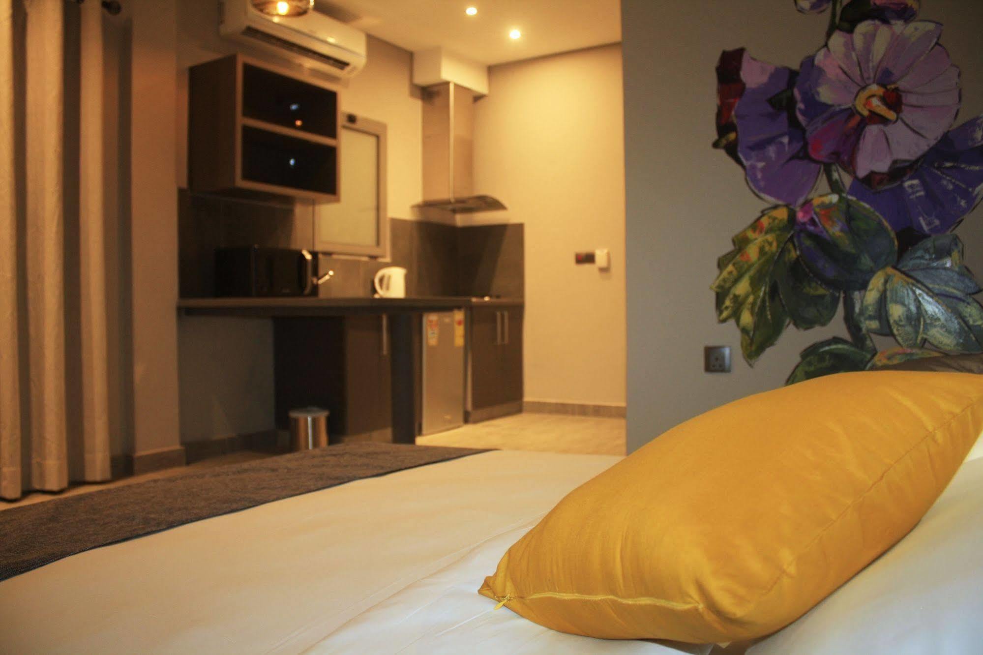 Urbano Hotel By Roots Wiaboman ภายนอก รูปภาพ