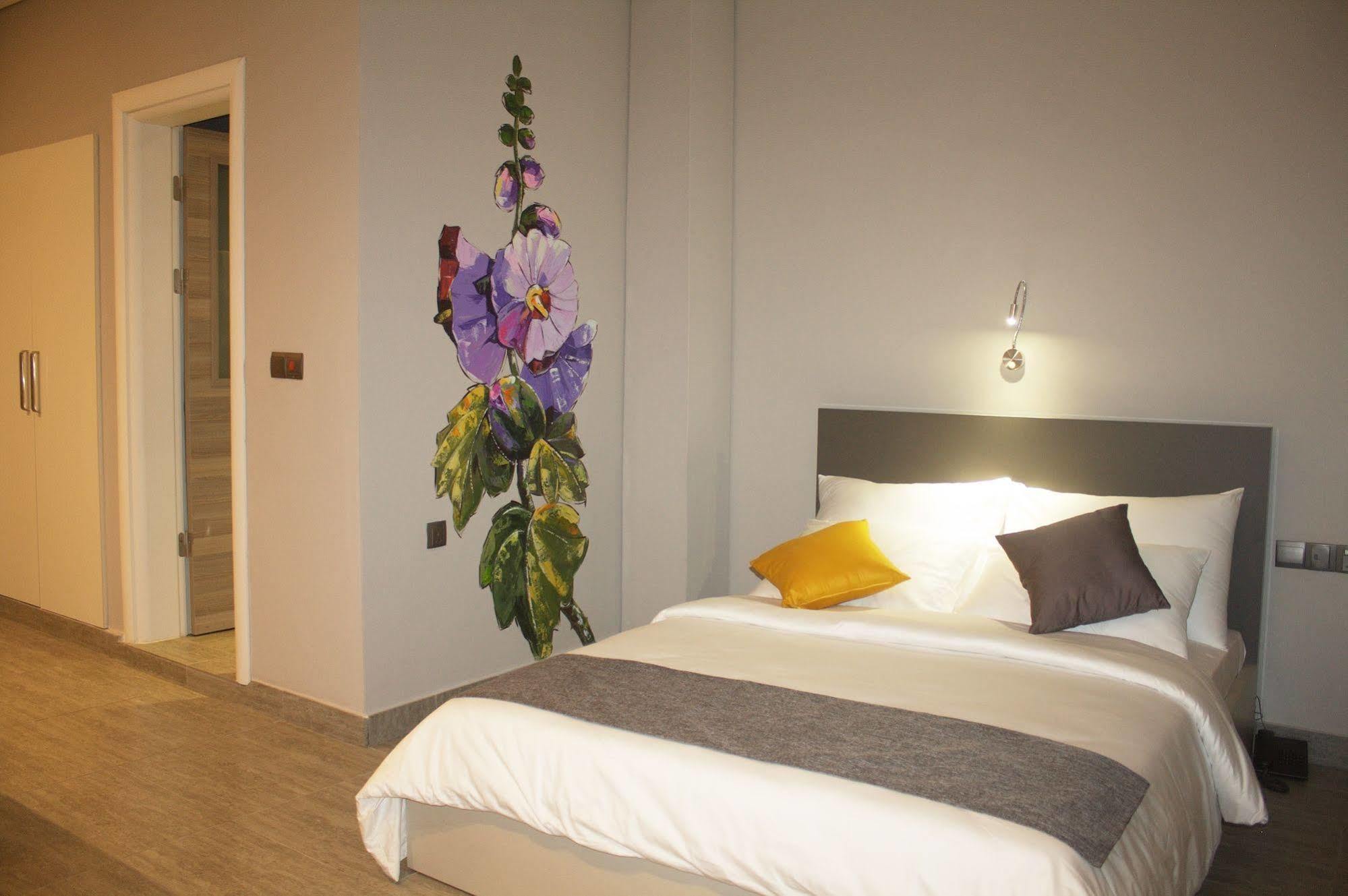 Urbano Hotel By Roots Wiaboman ภายนอก รูปภาพ